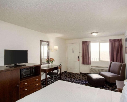 MorningGlory Inn & Suites image 14